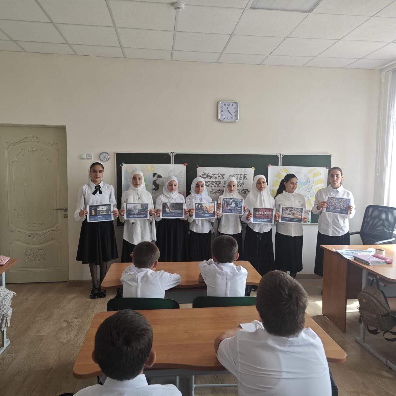 3 сентября в нашей школе состоялся открытый классный час, проведенный Хасаевой Р.Б. и Мурадбековым Д.С., на тему «Мы против террора!».