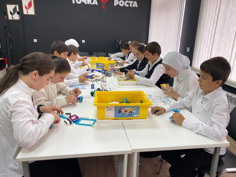 экскурсия в центр образования цифрового и гуманитарного профиля "Точка роста".